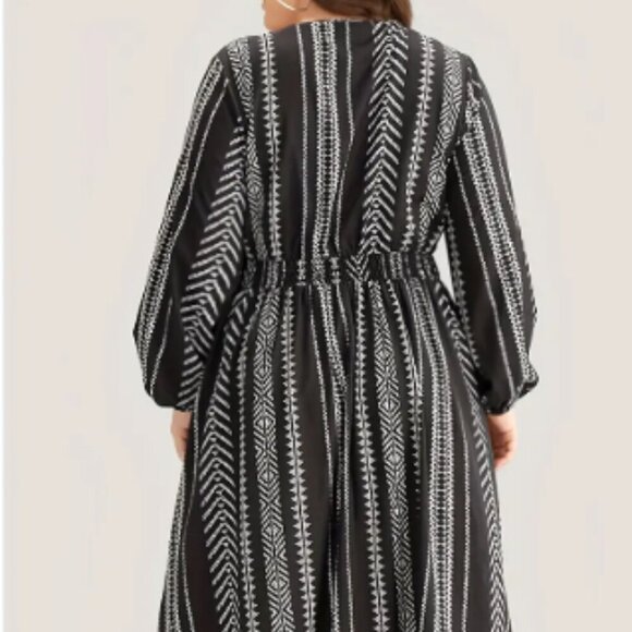 BloomChic Plus Size 2XL Geometric Pocket  V Neck Knee Dress - Picture 2 of 3